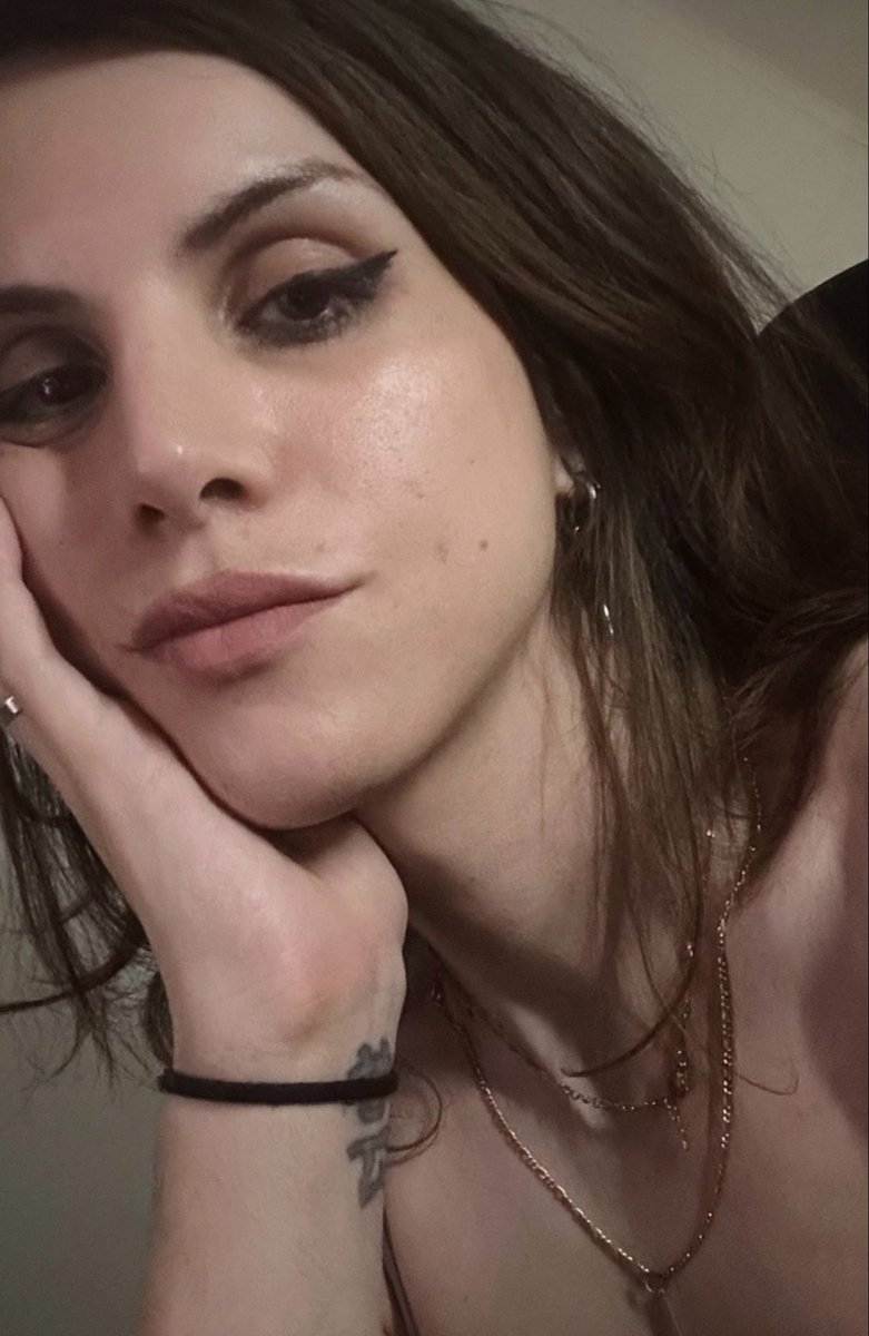 TaniaDtribeiro's tweet photo. late sunday selfie https://t.co/sjWiV8MSiq