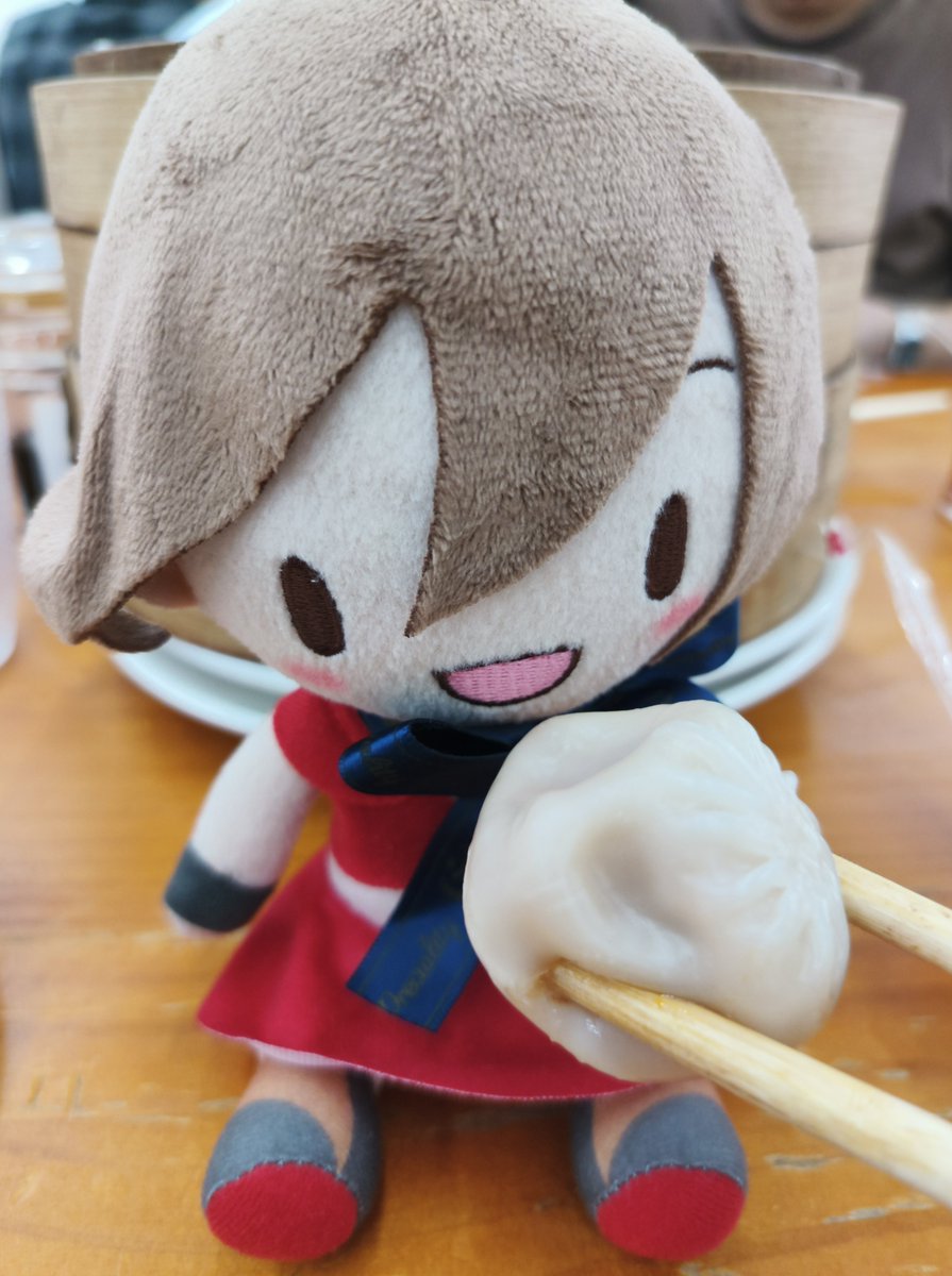 halezzys's tweet photo. meiko eats xiaolongbao https://t.co/752zqWlTEh