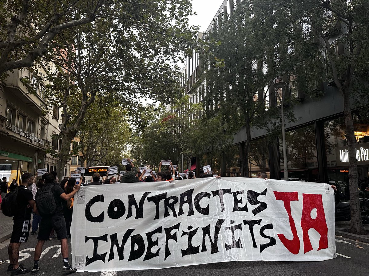 SindicatLloguer's tweet photo. Bon dia, Barcelona!

La ciutat es desperta amb talls a les carreteres. Avui, Pedro Sánchez ve a Barcelona i no marxarà fins que ens escolti.

DECRET MARICARMEN, JA!

Aquesta tarda, totes al Palau de Congressos a les 19 h‼️ https://t.co/mivLef0Hi3