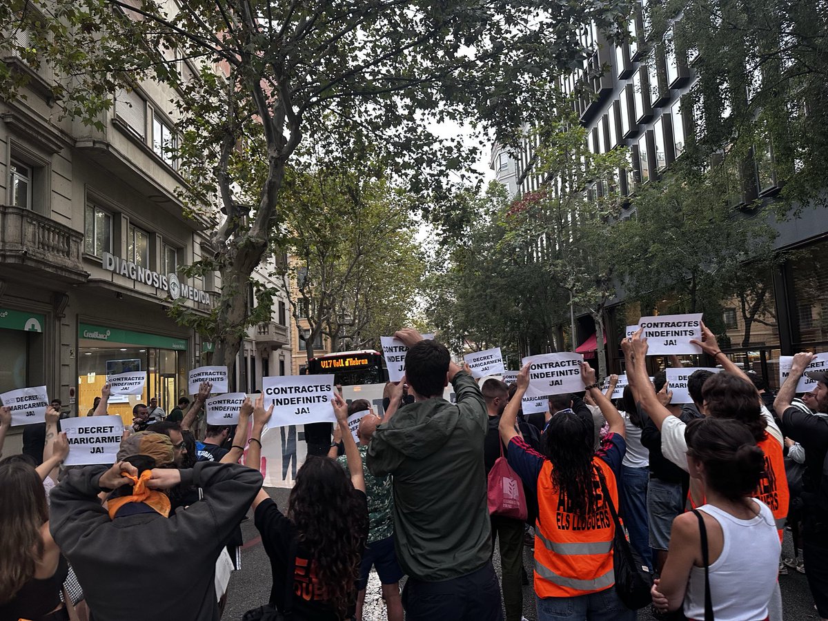 SindicatLloguer's tweet photo. Bon dia, Barcelona!

La ciutat es desperta amb talls a les carreteres. Avui, Pedro Sánchez ve a Barcelona i no marxarà fins que ens escolti.

DECRET MARICARMEN, JA!

Aquesta tarda, totes al Palau de Congressos a les 19 h‼️ https://t.co/mivLef0Hi3