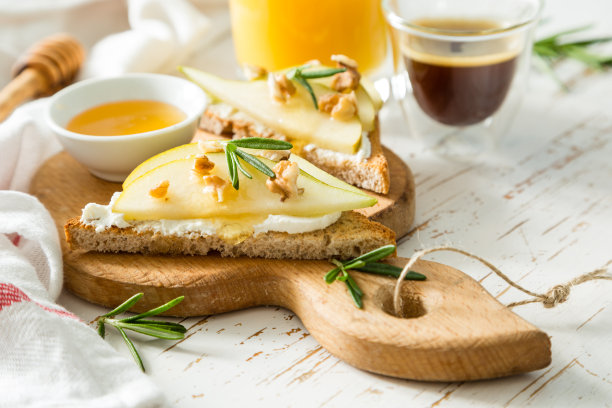 CarolyneFrcdu's tweet photo. Nuevo queso de cabra artesanal de la sierra: cremoso, ligero y con un toque de romero que combina perfectamente con tostadas. Una joya para el desayuno! https://t.co/F1cdaCX5EF