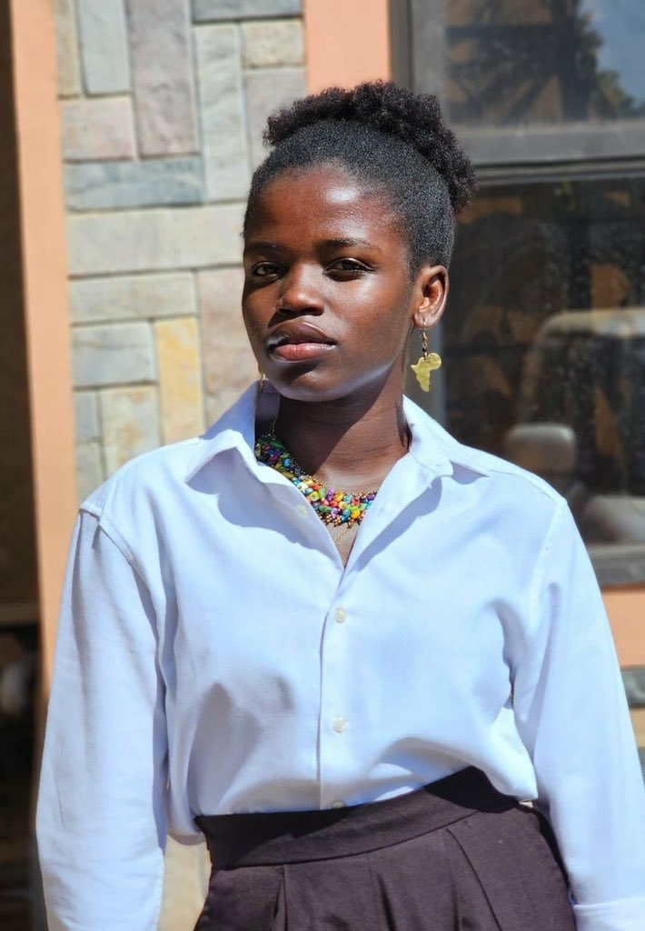 keishaali15's tweet photo. Praise has dumped inCentral Police station Kampala she has been charged with broadcasting without a license.
If she had committed the offense, why first abduct her?
Abductions have became a new norm in our country and this must stop.
#FreeAloikinPraise
#FreeUganda
#Freekenya
#freeEastAfrica