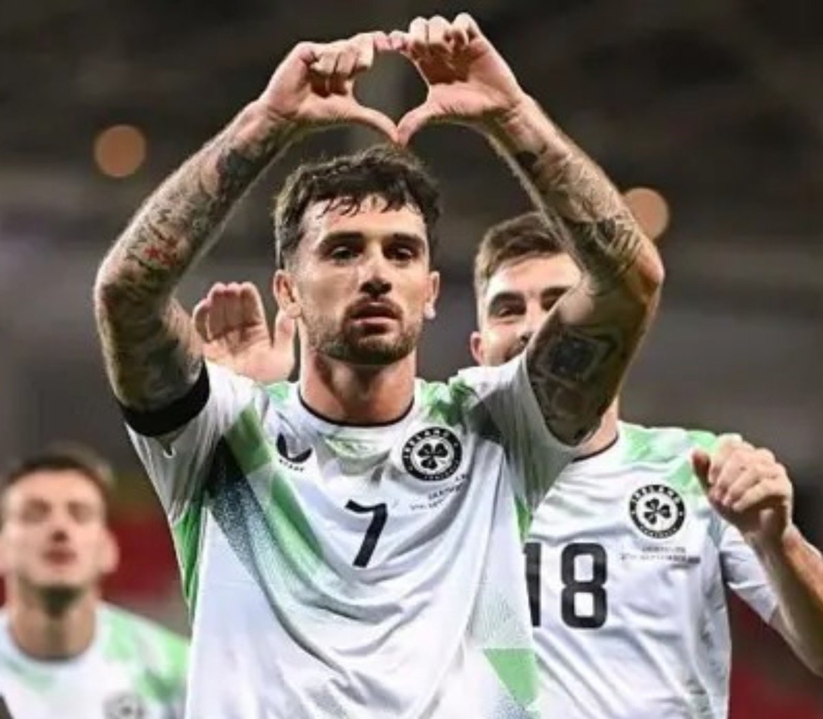 AmaroJonay's tweet photo. ❌ Su capitán no le da la mano al de Israel. 

🙅‍♂️ Todos negaron el saludo a sus rivales. 

🧏‍♂️ Cuando sonó el himno israelí, agacharon la cabeza. 

⚽ En su gol, Jack Moylan se quitó el brazalete de luto, lo alzó al cielo y lo besó por las víctimas en Gaza.

🇮🇪 HONOR A IRLANDA. https://t.co/it6AdFck5L