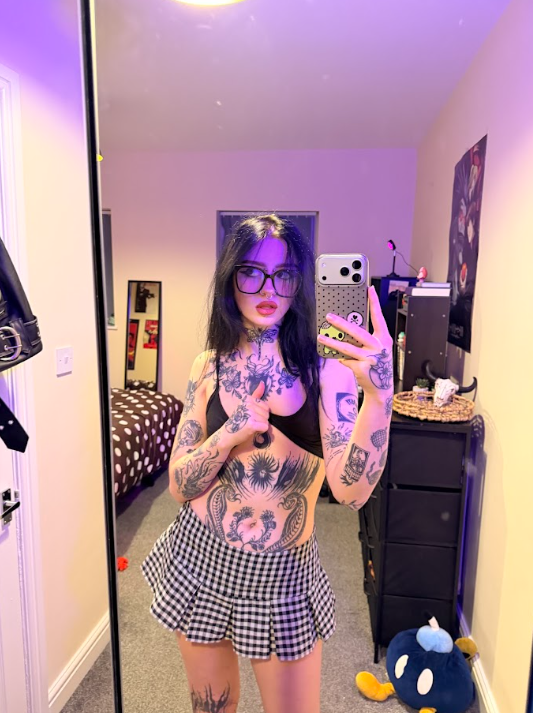 LioraaWrenn's tweet photo. eyes up here 🙄 https://t.co/QiyNUhbWVr