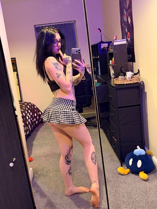 LioraaWrenn's tweet photo. eyes up here 🙄 https://t.co/QiyNUhbWVr