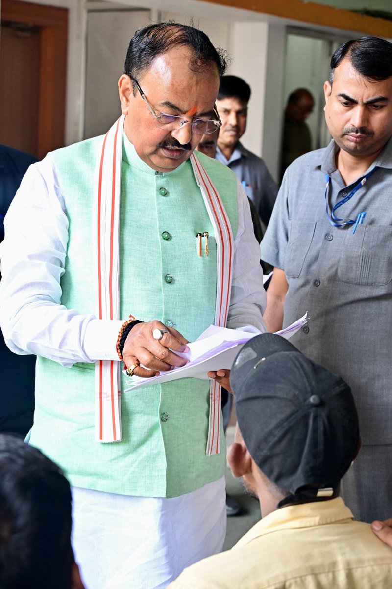 kpmaurya1's tweet photo. आपकी हर शिकायत का समाधान हमारी प्राथमिकता है। पंक्ति में सबसे पीछे खड़े व्यक्ति को भी यह विश्वास दिलाना कि ‘सरकार आपके साथ है’, यही जनता दर्शन का मूल उद्देश्य है।

लखनऊ स्थित कैम्प कार्यालय, सात कालिदास मार्ग पर ‘जनता दर्शन’ के माध्यम से विभिन्न जनपदों से आए नागरिकों से भेंट कर उनकी समस्याओं को सुना तथा त्वरित समाधान हेतु संबंधित अधिकारियों को दिशा-निर्देश दिए।