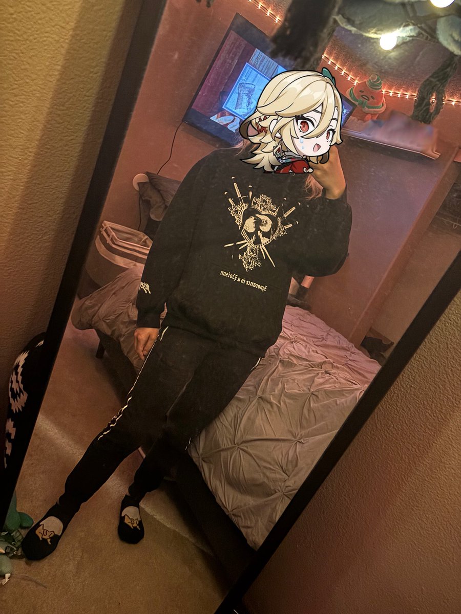 emptyparadisaea's tweet photo. excuse the dusty ass mirror but i finally moved into the new room which means new mirror placement so time to LOCK IN FOR CUTE FIT PICS https://t.co/UxXfr5KAVz