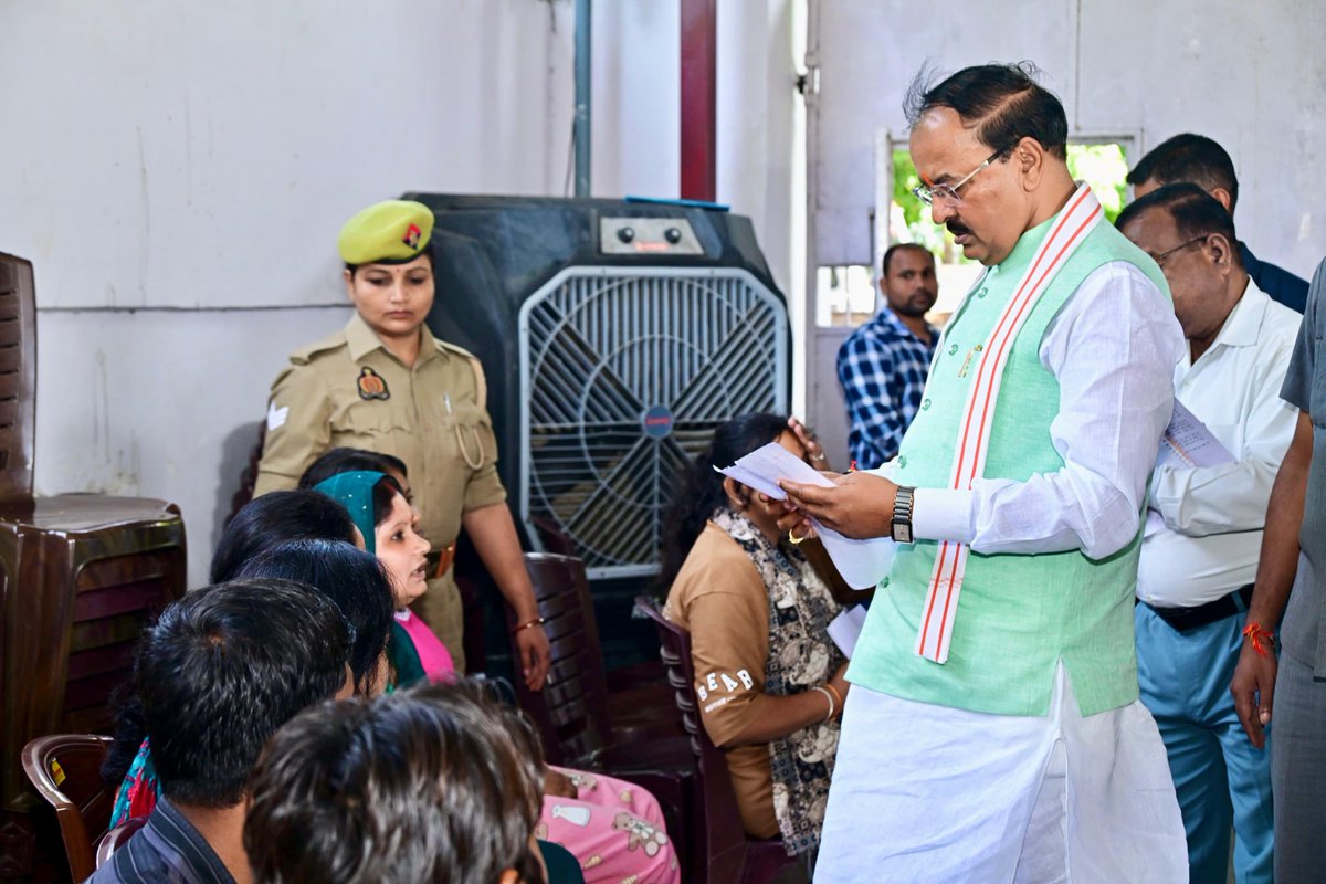 kpmaurya1's tweet photo. आपकी हर शिकायत का समाधान हमारी प्राथमिकता है। पंक्ति में सबसे पीछे खड़े व्यक्ति को भी यह विश्वास दिलाना कि ‘सरकार आपके साथ है’, यही जनता दर्शन का मूल उद्देश्य है।

लखनऊ स्थित कैम्प कार्यालय, सात कालिदास मार्ग पर ‘जनता दर्शन’ के माध्यम से विभिन्न जनपदों से आए नागरिकों से भेंट कर उनकी समस्याओं को सुना तथा त्वरित समाधान हेतु संबंधित अधिकारियों को दिशा-निर्देश दिए।