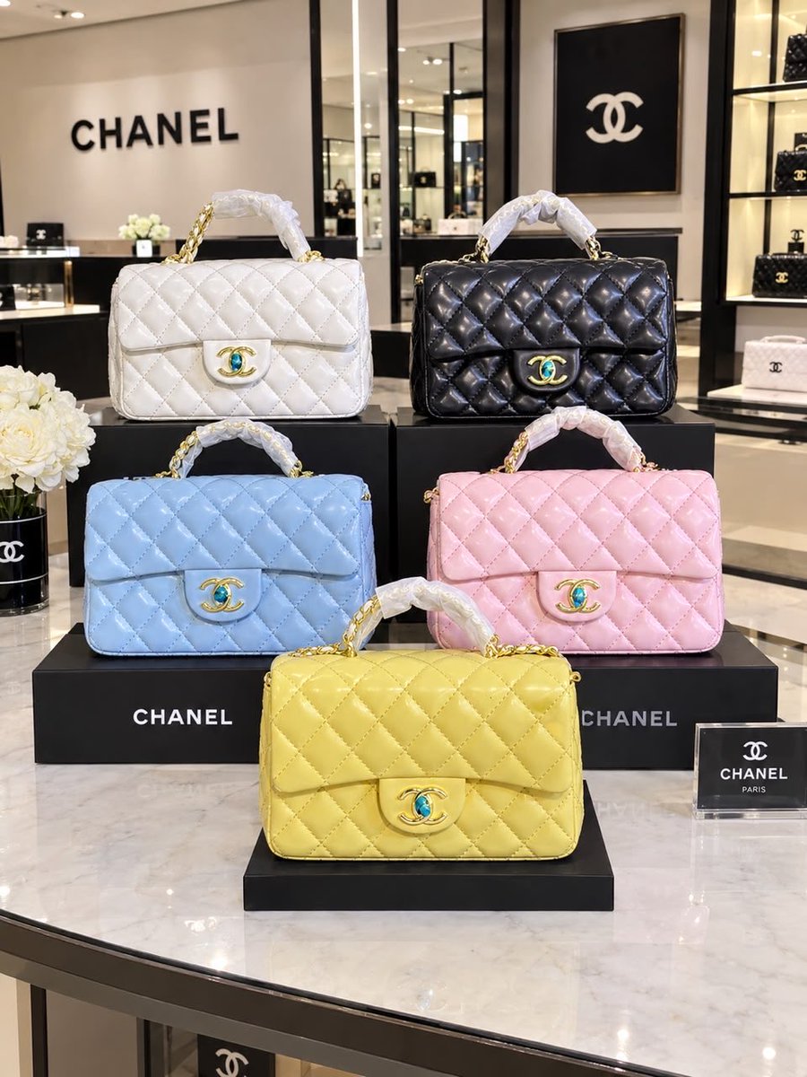 CHICOLLECTIONSs's tweet photo. CHANEL CRYSTAL TOP HANDLE EMBELISHED FLAP BAG

COMES IN BOX&amp;RECEIPT

PRICE:40000 https://t.co/Jk6o1byeCG