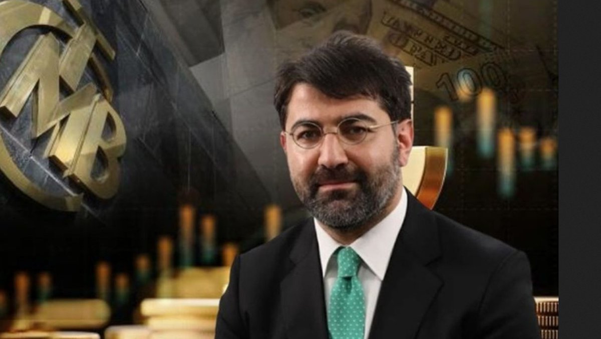 BirGun_Gazetesi's tweet photo. 200 TL'lik banknotta imzası bulunan iki isim tutuklu durumda

📌 2 Mart 2020’de tedavüle çıkan dördüncü tertip 200 TL’lerde  dönemin Merkez Bankası Başkanı Murat Uysal ile Başkan Yardımcısı Emrah Şener’in imzaları bulunuyor.

Emrah Şener,  2025’te gözaltına alındı ve tutuklandı. Şener, yaklaşık bir ay cezaevinde kaldıktan sonra 19 Kasım 2025’te tahliye edildi. Şener hakkında konutunu terk etmeme, yani ev hapsi, ve yurt dışına çıkış yasağı sürüyor.

📌 27 Mart 2017’de tedavüle çıkan üçüncü tertip 200 TL’lerde ise dönemin Merkez Bankası Başkanı Murat Çetinkaya ile Başkan Yardımcısı Erkan Kilimci’nin imzası yer aldı.

Kilimci de 25 Eylül 2026'da çıkarıldığı hakimlikçe tutuklanarak cezaevine gönderildi.

Haberin tamamı: https://t.co/yoaCvA077Z