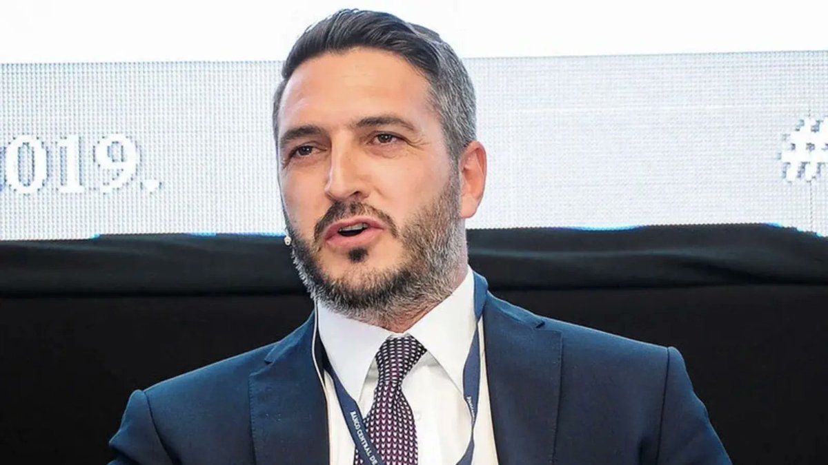 BirGun_Gazetesi's tweet photo. 200 TL'lik banknotta imzası bulunan iki isim tutuklu durumda

📌 2 Mart 2020’de tedavüle çıkan dördüncü tertip 200 TL’lerde  dönemin Merkez Bankası Başkanı Murat Uysal ile Başkan Yardımcısı Emrah Şener’in imzaları bulunuyor.

Emrah Şener,  2025’te gözaltına alındı ve tutuklandı. Şener, yaklaşık bir ay cezaevinde kaldıktan sonra 19 Kasım 2025’te tahliye edildi. Şener hakkında konutunu terk etmeme, yani ev hapsi, ve yurt dışına çıkış yasağı sürüyor.

📌 27 Mart 2017’de tedavüle çıkan üçüncü tertip 200 TL’lerde ise dönemin Merkez Bankası Başkanı Murat Çetinkaya ile Başkan Yardımcısı Erkan Kilimci’nin imzası yer aldı.

Kilimci de 25 Eylül 2026'da çıkarıldığı hakimlikçe tutuklanarak cezaevine gönderildi.

Haberin tamamı: https://t.co/yoaCvA077Z