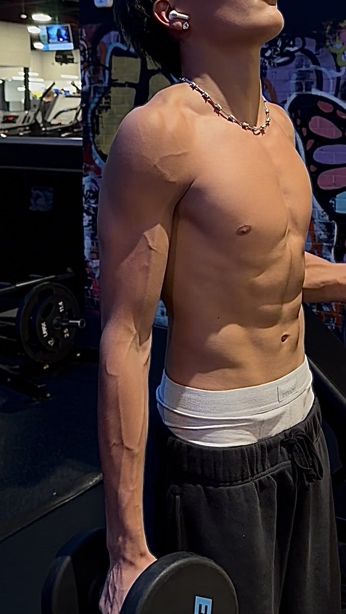 treymakai's tweet photo. i didn’t know my arms could do this 😭 https://t.co/YQwtp5c3Yq