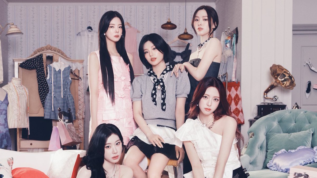 itzypopbase's tweet photo. In honor of the 1st anniversary of ITZY’s ‘Collector’ what’s your favorite song from the album? https://t.co/GCMXP7pXn2