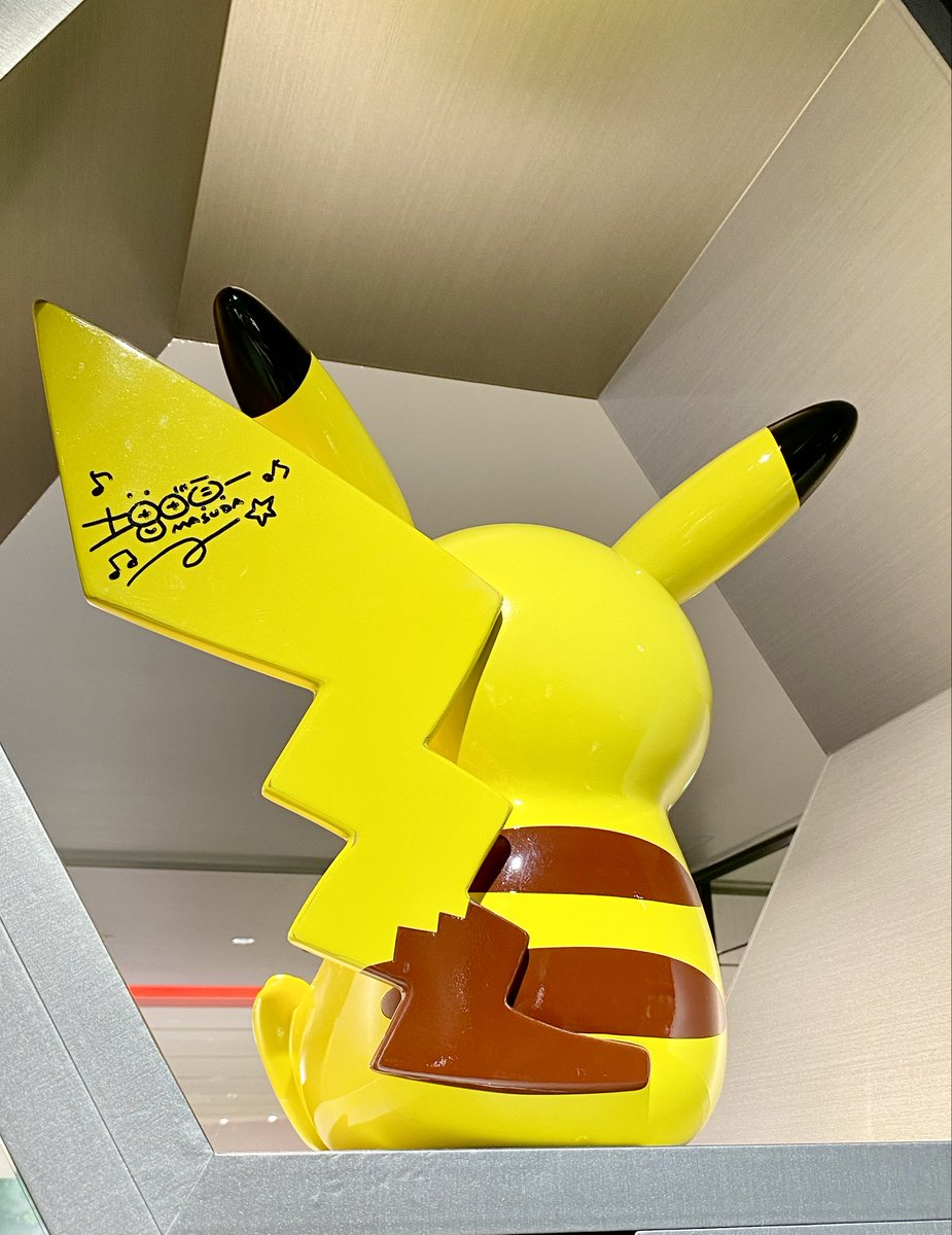 mannaka0123's tweet photo. ピカチュウにサイン入ってた https://t.co/Xo9Jdhpmy3