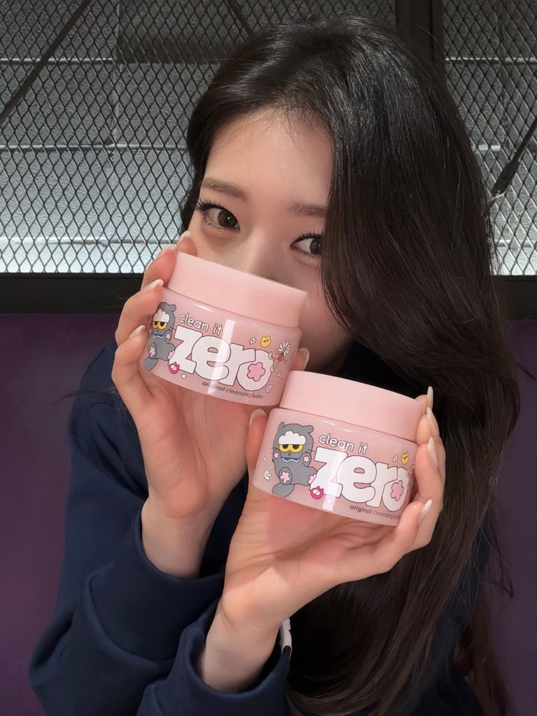 picbaemon's tweet photo. RORA WEVERSE UPDATE 

BANILA CO X ZO&FRENDS

MONSTIEZ!!!
Baco & Jo & Friends have finally met.....
The products are seriously so cute🌼
Bako, is it okay to give you all of this..?
The matching hand mirror and pouch..The blanket... is so soft..
Of course, the products are great, so that goes without saying
But it’s really amazing, around the time I finish using the product
Bako, who just sends it, is simply love...🩷
Everyone, be sure to own one and try it out...