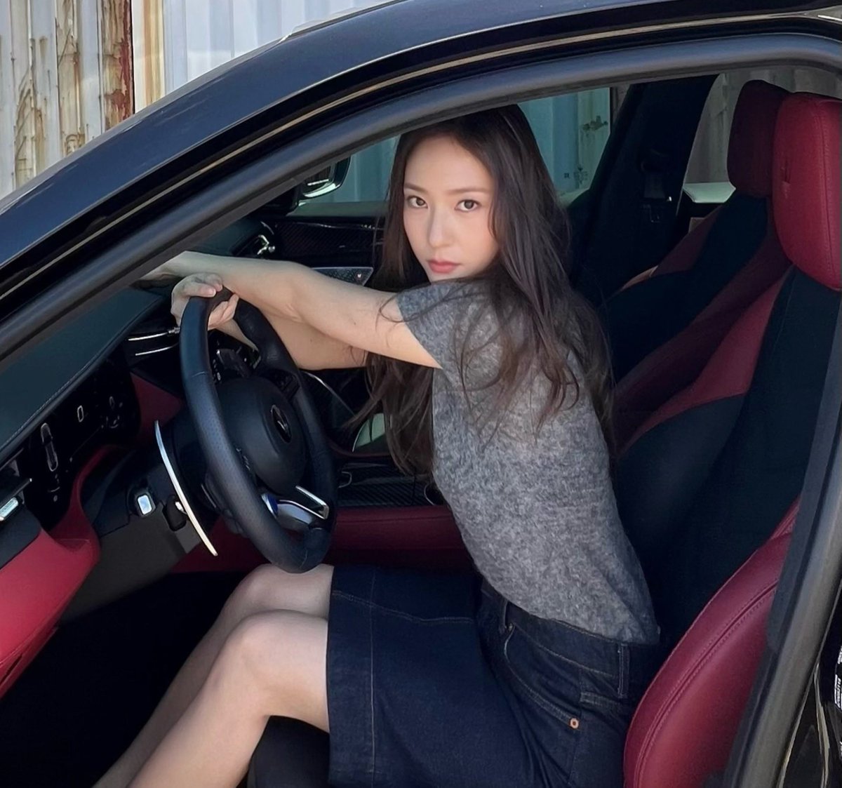 khunjung__'s tweet photo. audi                                  maserati https://t.co/spleGAzjuD