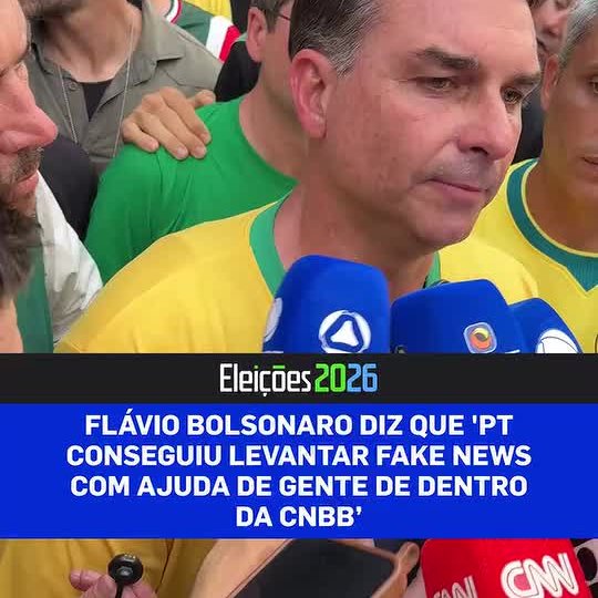 BrasilPost13's tweet photo. Vamos a 'cronologia dos fatos' nesta manhã serena:

Flávio Bolsonaro afirma que, se eleito, editará um decreto declarando que “o Brasil é do Senhor Jesus”;

Nos círculos neopentecostais, esse tipo de mensagem é compreendido como uma vitória espiritual sobre aquilo que esses grupos classificam como idolatria;

O temor dos católicos de retirada do título de padroeira do Brasil de Nossa Senhora Aparecida chega à imprensa por meio de uma jornalista experiente, que relata a existência de preocupação entre setores da Igreja Católica. Uma preocupação compreensível para quem conhece a visão de determinadas correntes neopentecostais sobre o catolicismo e, particularmente, sobre a devoção mariana;

A Globo afirma que a informação estava errada porque estaria relacionada a um projeto de lei já arquivado — projeto que, no entanto, nunca havia sido mencionado pela jornalista;

Parte da grande imprensa passa, então, a classificar como “fake news” um bastidor revelado por Maria Cristina Fernandes;

Na sequência, vêm à tona textos do pastor de Flávio Bolsonaro nos quais ele sustenta que o reconhecimento de Nossa Senhora Aparecida como padroeira do Brasil seria ilegal e a descreve como uma “potestade a ser vencida”. Também associa a devoção mariana à chamada “Rainha dos Céus”, relacionando essa expressão a Ártemis, divindade da mitologia grega mencionada no contexto bíblico;

Flávio Bolsonaro pede a censura das publicações sobre o assunto e chega a defender a prisão de quem as divulgou;

André Mendonça, pastor presbiteriano e ministro do TSE, atende ao pedido em cerca de uma hora, determinando a retirada de publicações e atingindo centenas de perfis;

Flávio Dino, do STF, restabelece a liberdade de expressão e anula a decisão do ministro do TSE;

Por fim, Flávio Bolsonaro acusa a CNBB de ter sido a origem da suposta “fake news”;

Os bispos da Igreja Católica reagem publicamente e desmentem a acusação.

Conclusão: Continuar chamando tudo isso de fake news, é ter lado, e engolir acriticamente a versão criada por Flávio e sua campanha, que cansam de mentir desde que o processo eleitoral começou.

Texto de @AndradeRNegro2 ...  👇