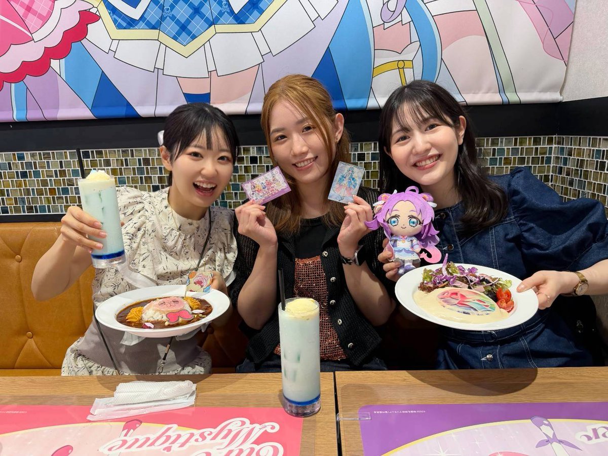 Senga_Hikari's tweet photo. 先日、奈央さんと長谷川さんと
#たんプリ のコラボカフェに行ってきました☕️✨

店内の装飾や映像、メニューまで、プリキュア愛に溢れていて幸せな空間でした😌

注文特典で引けるコースターでは、なんと3人ともミスティックを引く奇跡が…！！
本渡さんにプレゼントします🥰 https://t.co/7lIBNOV8sU
