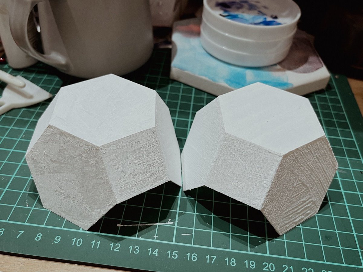 YuuriTayama_'s tweet photo. 3Dプリンターで出したオブジェクトに下地塗装中。パレットナイフで平面出すのは難しい。テクスチャを味わうためのツールだな。筆は安定。 https://t.co/iX3yyUYSev