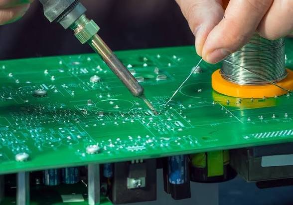 AndhraNexus's tweet photo. 🚨 Naidupeta Emerging as Andhra Pradesh’s PCB Manufacturing Hub!

📍 Syrma SGS–Shinhyup — ₹1,595 Cr | 2,170+ jobs
📍 CIPSA-TEC — ₹1,140 Cr | 1,251 jobs
📍 Epitome Components — ₹700 Cr | 1,000 jobs

💰 ₹3,435+ Cr investment
👷 4,400+ jobs https://t.co/hXNo0XzADb