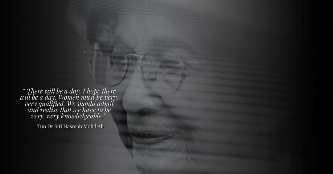 KRInstitute's tweet photo. Mengenang Tun Dr Siti Hasmah Mohd Ali (1926–2026)

“Akan tiba suatu hari nanti. Wanita mesti benar-benar berkelayakan. Kita harus mengakui dan menyedari bahawa kita perlu mempunyai ilmu dan pengetahuan yang tinggi.” - Tun Dr Siti Hasmah.

Ada insan yang sukar dirangkumkan dengan kata-kata kerana kehidupan mereka telah menyentuh begitu banyak generasi, sering kali dalam diam.

Tun Dr Siti Hasmah Mohd Ali adalah antara insan tersebut.

Khazanah Research Institute merakamkan ucapan takziah yang sedalam-dalamnya kepada Tun Dr. Mahathir Mohamad dan seluruh ahli keluarga Allahyarhamah Tun Dr Siti Hasmah, yang telah meninggal dunia pada usia 100 tahun.

Al fatihah.