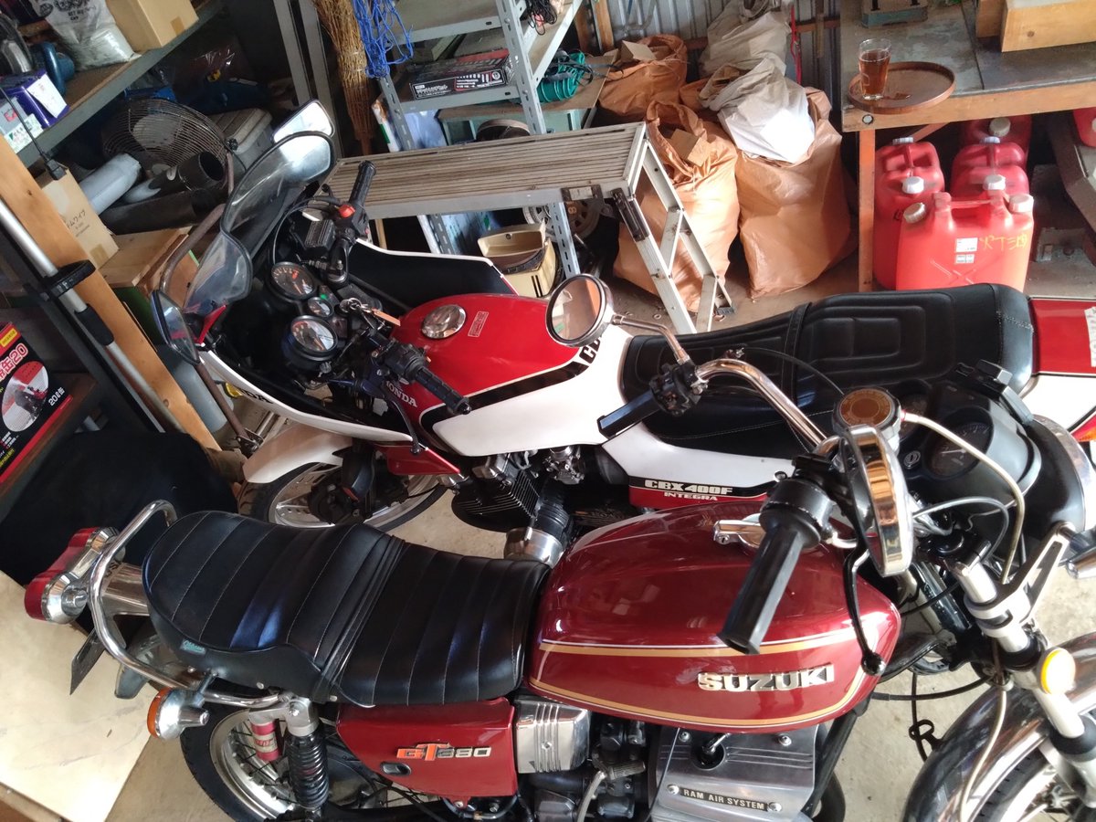 SWAT_ZC954RR's tweet photo. 名前:すわっと
性別:男
年齢: 32
地域:千葉
車種:CBR954RR.KATANA.AddressV125G
.CBX400F.GT380.Z50J
一言:CBRが壊れ繰り返し
まさかのインパルス降りて…
結婚して人生初現行車になりました。
ホンダとスズキっ！

#バイク乗りとして軽く自己紹介 
#バイク乗りと繋がりたい 
#バイク好きと繋がりたい https://t.co/uMdCmjUkgu