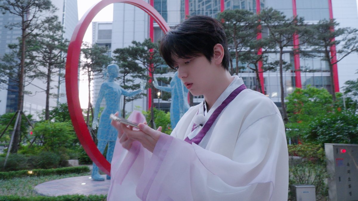 TXT_bighit's tweet photo. [TO DO LIST📝]

동양 로판 주인공인 내가 힘을 숨기고 
2026년으로 타임 워프한 건에 대하여

잠시 후 오후 9시⏰ TO DO 에서 만나요!

#투모로우바이투게더 #TOMORROW_X_TOGETHER #TXT #TODO #투두 https://t.co/k9WxvBS3LF