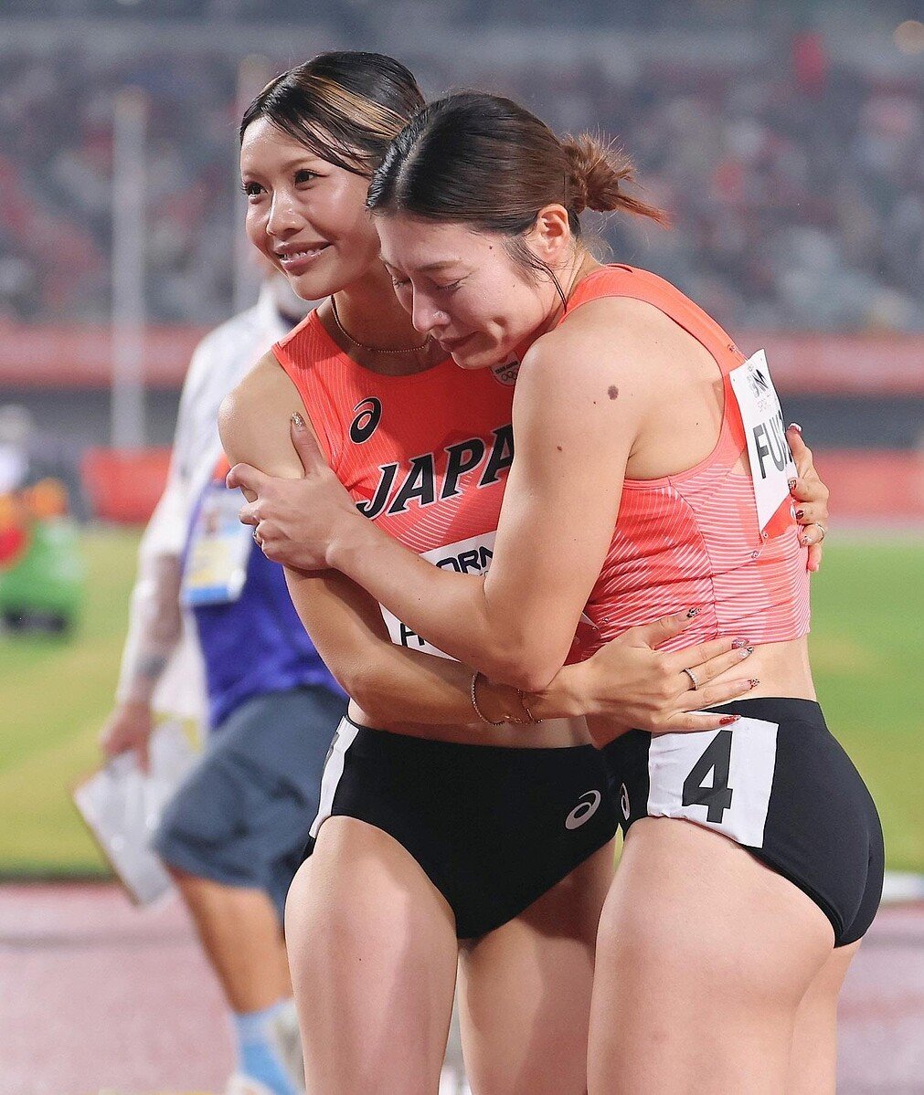 livedoornews's tweet photo. 【アジア大会】100mハードル・ワンツーの福部真子＆中島ひとみがレース後にハグ
 https://t.co/CdM8qD2DE9

女子100mハードル決勝で、福部が12秒74で金メダル、中島が12秒78で銀メダルを獲得した。レース後、2人がたたえあう姿がファンの感動を呼んだ。 https://t.co/YXAXFhSql5