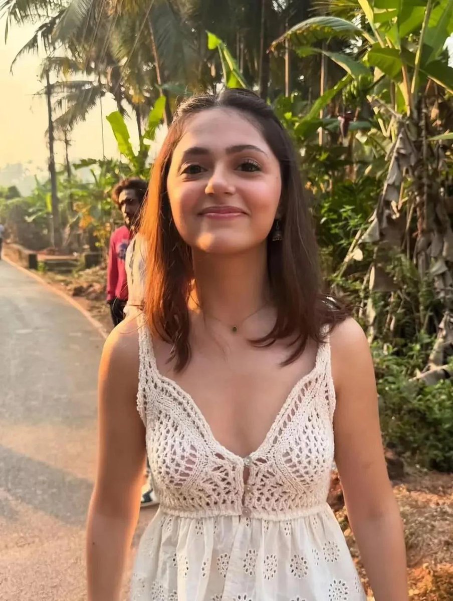Cunty_Cunductor's tweet photo. @AlwaysKachra1 Both are mid but Sara Arjun, with her aristocratic face and petite frame is nowhere uglier than avg mid Aneet 💀, Indian audience would find anyone hot or cute istg https://t.co/kOTvO3lT7s