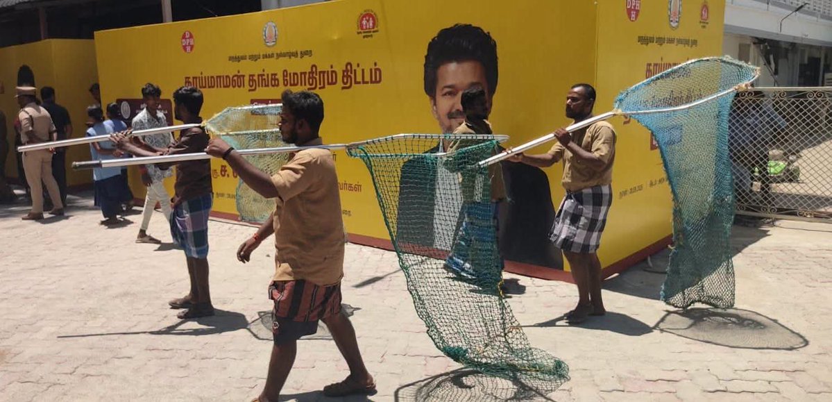 s_sunil2701's tweet photo. மஹாபலிபுரத்துக்கு சீன அதிபரும் , மோடியும் வந்தப்ப தெருநா@களை பிடிச்சுட்டு போனாங்க. 

ஏற்கனவே சொன்னதுதான் இவரு சின்ன மோடி. அவரு பெரிய விஜய்.

 இவரு சென்னையில் இருக்க மோடி. 

அவரு டெல்லில இருக்க விஜய் 

-vinayaga murugan https://t.co/m1cTATwAN0
