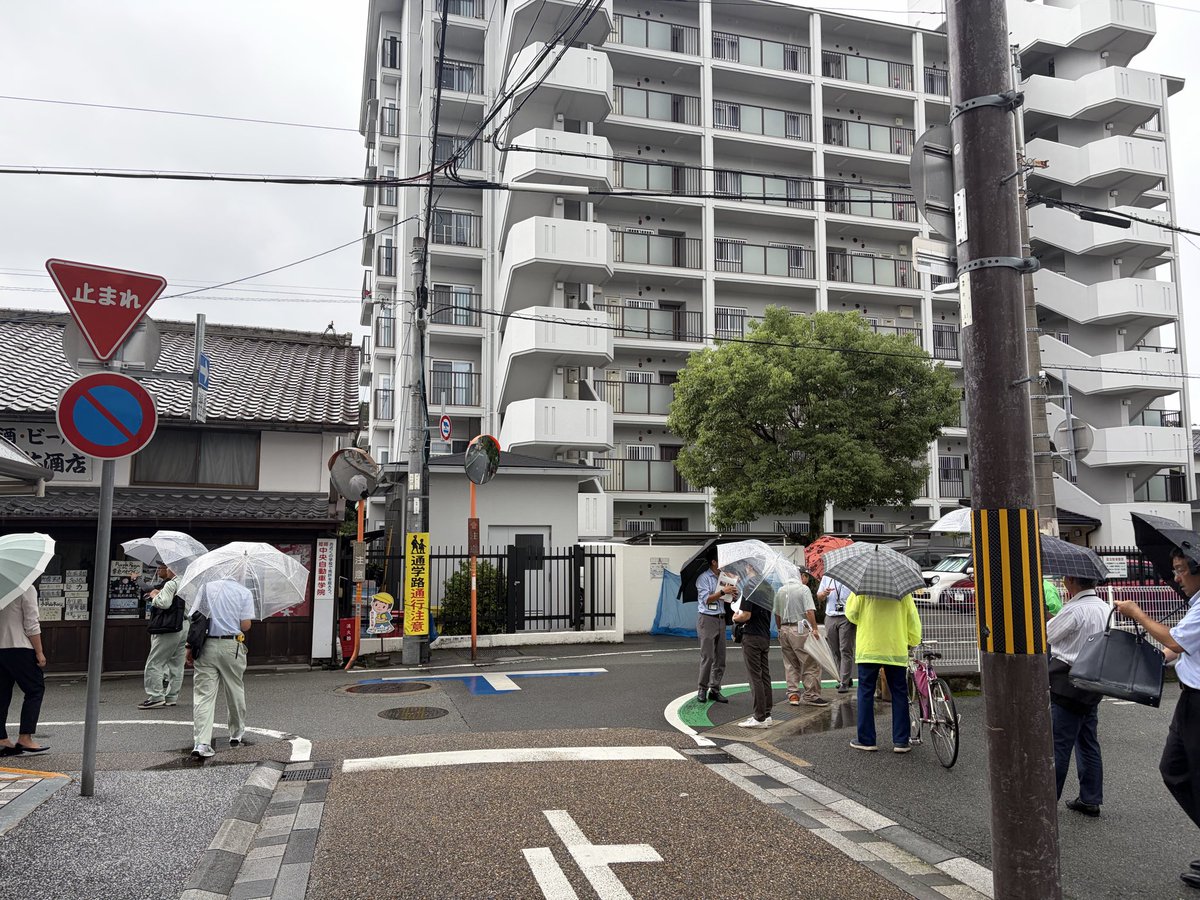 mamoru_miwa's tweet photo. 小雨の中、野里小学校の通学路合同点検が行われました。

地元自治会、小学校、姫路警察、県市の行政が一堂に会し、危険箇所に立ち合いながら、改善策を話し合いました。

児童の登校時や下校時に通り抜けの車が非常に多い野里地区。出来ることから着実に前に進めていかなければ��りません。 https://t.co/LTkzLEOVPY