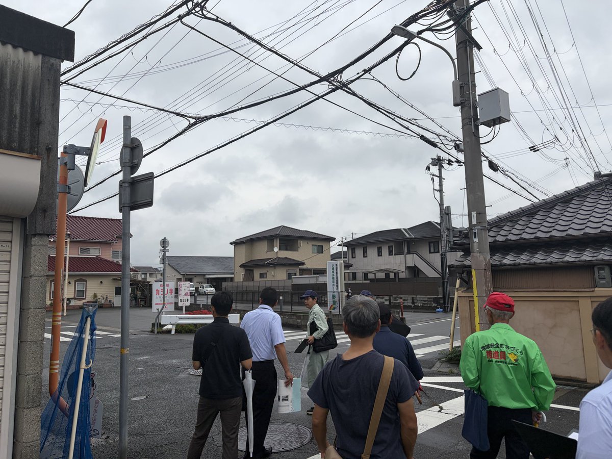 mamoru_miwa's tweet photo. 小雨の中、野里小学校の通学路合同点検が行われました。

地元自治会、小学校、姫路警察、県市の行政が一堂に会し、危険箇所に立ち合いながら、改善策を話し合いました。

児童の登校時や下校時に通り抜けの車が非常に多い野里地区。出来ることから着実に前に進めていかなければ��りません。 https://t.co/LTkzLEOVPY