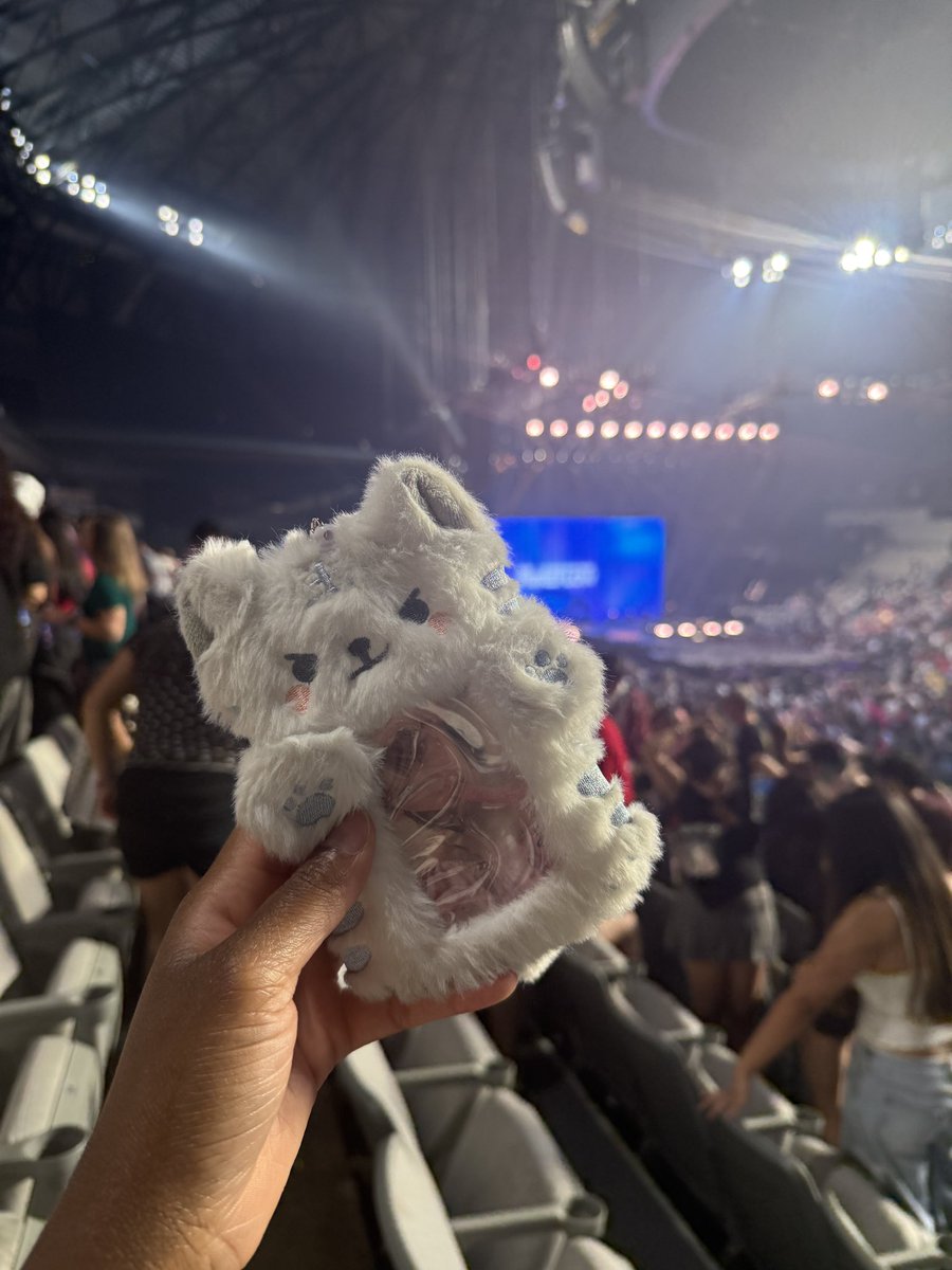 EtrnlWntrfall's tweet photo. Texas fearnots really won tn🤩
#fearnot #lesserafim #pureflowtour_in_fortworth https://t.co/Cwzo3hdofo