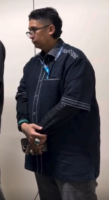 MiskinTV_'s tweet photo. Kenapa pakaian yang beliau pakai cuttingan-nya selalu keliatan kedodoran ya? Apa emang konsep 'oversize'? https://t.co/FRpzXLEWZk