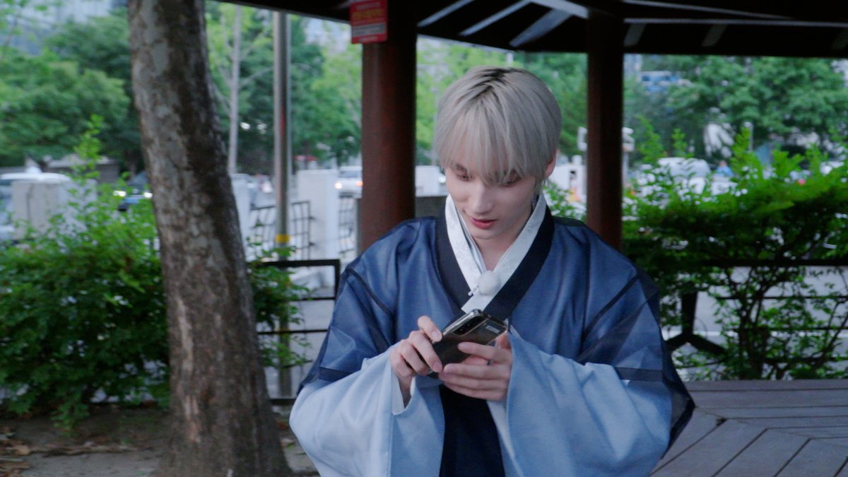 TXT_bighit's tweet photo. [TO DO LIST📝]

동양 로판 주인공인 내가 힘을 숨기고
2026년으로 타임 워프한 건에 대하여

잠시 후 오후 9시⏰ TO DO 에서 만나요!

#투모로우바이투게더 #TOMORROW_X_TOGETHER #TXT #TODO #투두 https://t.co/rdyfwDPH1N