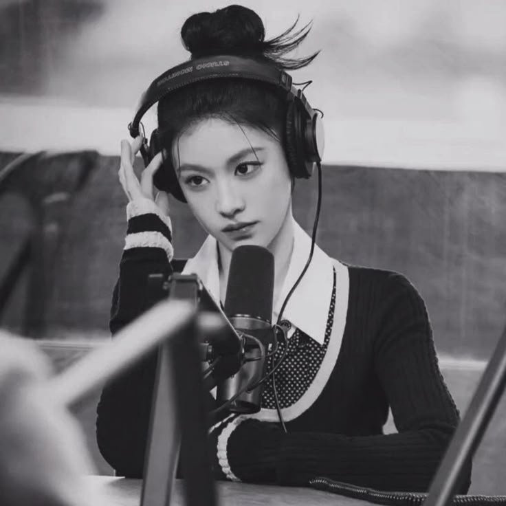 ciergeSERENA's tweet photo. hai, hello!! malam ini kita gemparkan bumi bareng dj serena okok yuk req MAKSIMAL 3 LAGU tentang cinta (falling in love, breakup, hts, fwa, fwb, situationship) yang penting tentang cinta ea. psst~ pastikan juga untuk tidak req dari musisi yang di boikot atau bermasalah seperti jsylsy 👊🏻