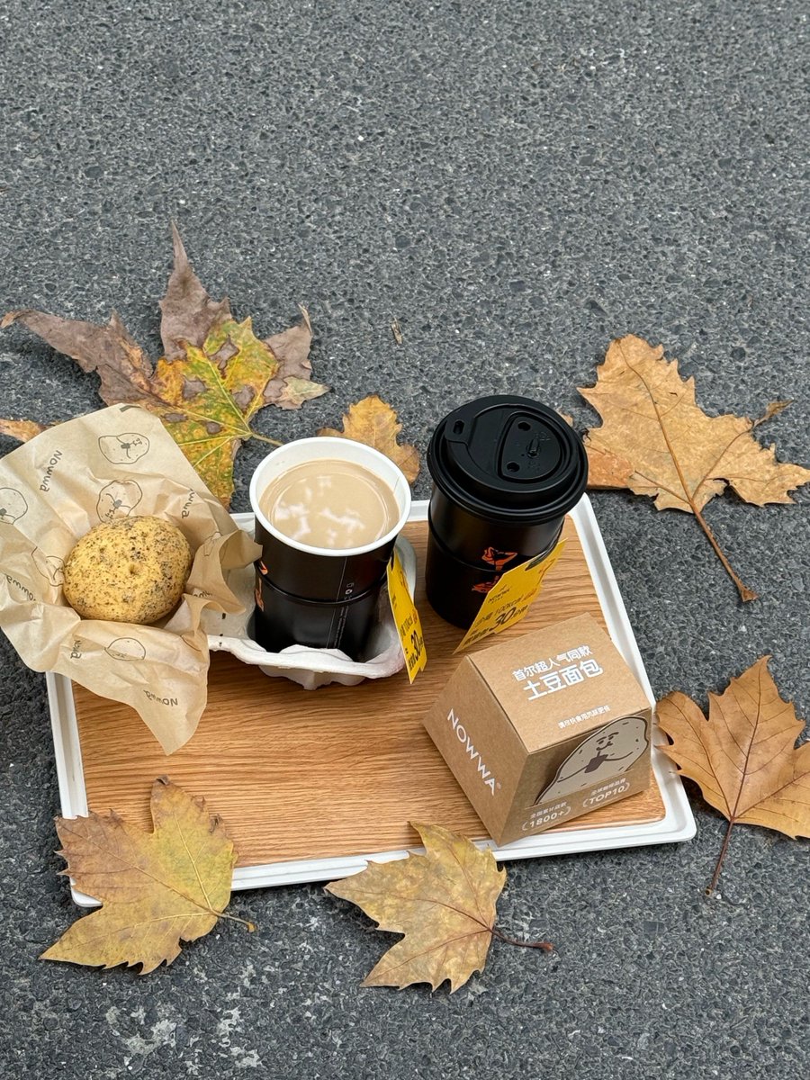 khalluca150801's tweet photo. Fresh autumn breeze, golden leaves crunching underfoot, and the perfect pumpkin spice latte in hand – my favorite way to welcome the crisp new season https://t.co/3YfJ1JAc33
