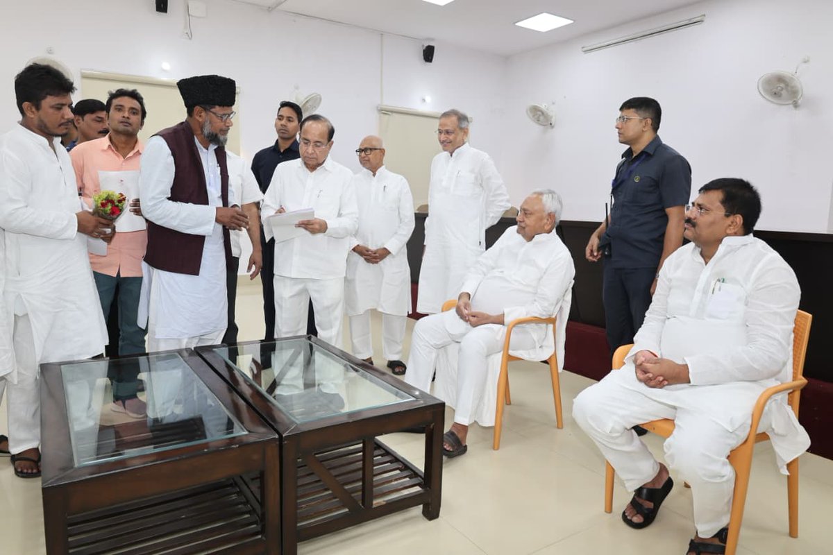 CMBiharNK's tweet photo. जद(यू) के माननीय राष्ट्रीय अध्यक्ष, बिहार के पूर्व मुख्यमंत्री एवं राज्यसभा सांसद श्री नीतीश कुमार जी ने आज पटना स्थित 7, सर्कुलर रोड आवास पर आमजनों एवं पार्टी कार्यकर्ताओं से आत्मीय भेंट की, उनका कुशल-क्षेम जाना और विभिन्न विषयों पर संवाद किया।

@NitishKumar  

 #bihar https://t.co/cuf1CkAc4l