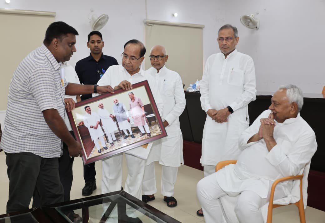 CMBiharNK's tweet photo. जद(यू) के माननीय राष्ट्रीय अध्यक्ष, बिहार के पूर्व मुख्यमंत्री एवं राज्यसभा सांसद श्री नीतीश कुमार जी ने आज पटना स्थित 7, सर्कुलर रोड आवास पर आमजनों एवं पार्टी कार्यकर्ताओं से आत्मीय भेंट की, उनका कुशल-क्षेम जाना और विभिन्न विषयों पर संवाद किया।

@NitishKumar  

 #bihar https://t.co/cuf1CkAc4l