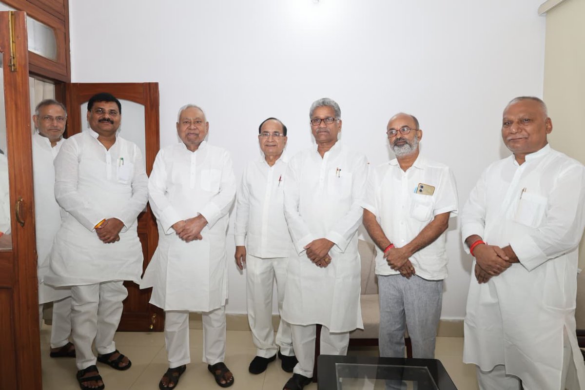 CMBiharNK's tweet photo. जद(यू) के माननीय राष्ट्रीय अध्यक्ष, बिहार के पूर्व मुख्यमंत्री एवं राज्यसभा सांसद श्री नीतीश कुमार जी ने आज पटना स्थित 7, सर्कुलर रोड आवास पर आमजनों एवं पार्टी कार्यकर्ताओं से आत्मीय भेंट की, उनका कुशल-क्षेम जाना और विभिन्न विषयों पर संवाद किया।

@NitishKumar  

 #bihar https://t.co/cuf1CkAc4l