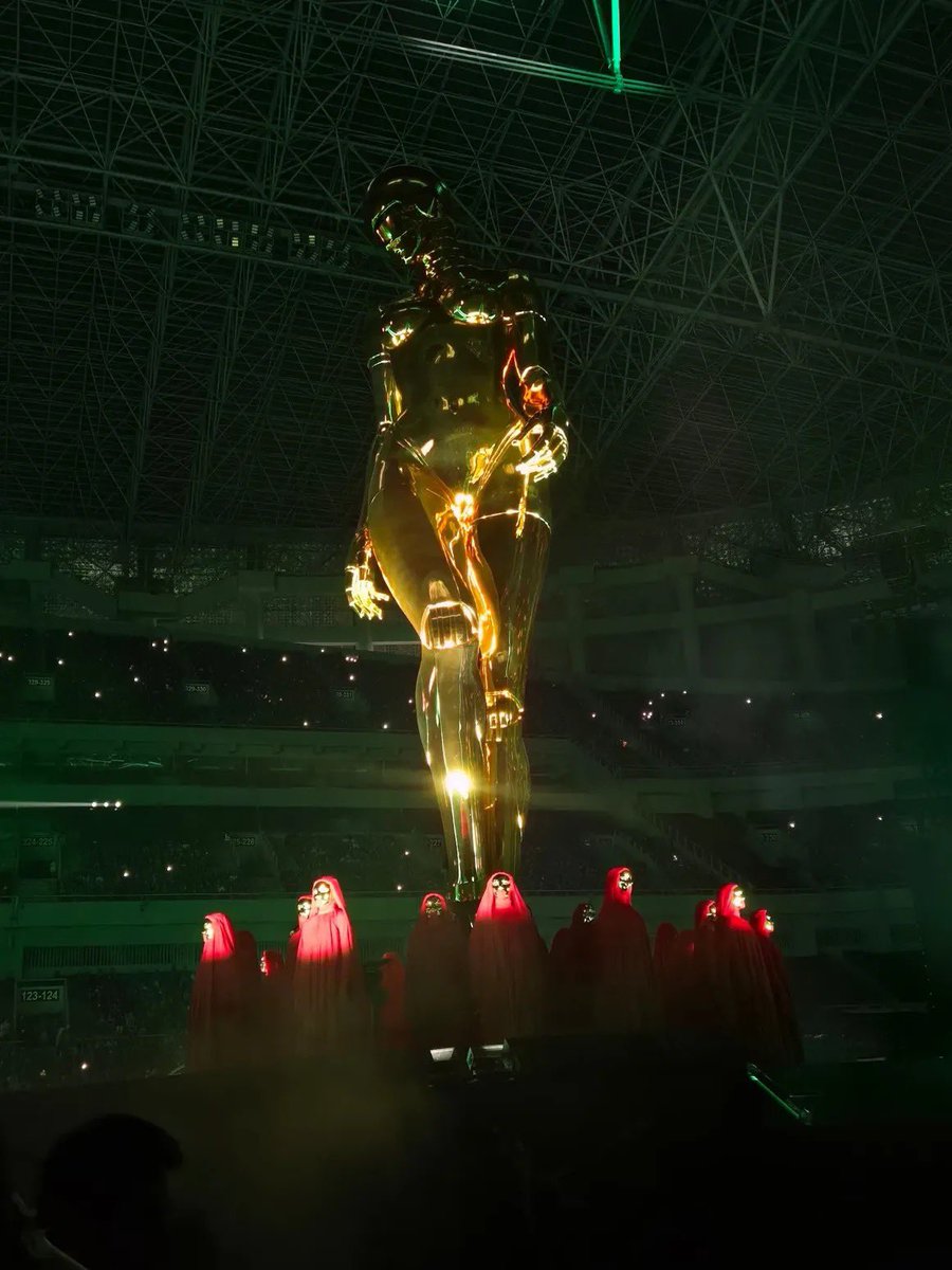 SudutTakKasat's tweet photo. Kata netizen ini harus dibahas @nessiejudge. Konser The Weeknd kali ini banyak yang bilang konsep visualnya terkesan kayak sekte satanic mulai dari sosok berjubah merah, topeng, sampai patung sorayama. 

Menurut kalian gimana? Emang cuma artistic concept buat storytelling konser, atau memang sengaja mengambil simbolisme yang identik dengan sekte/satanic?