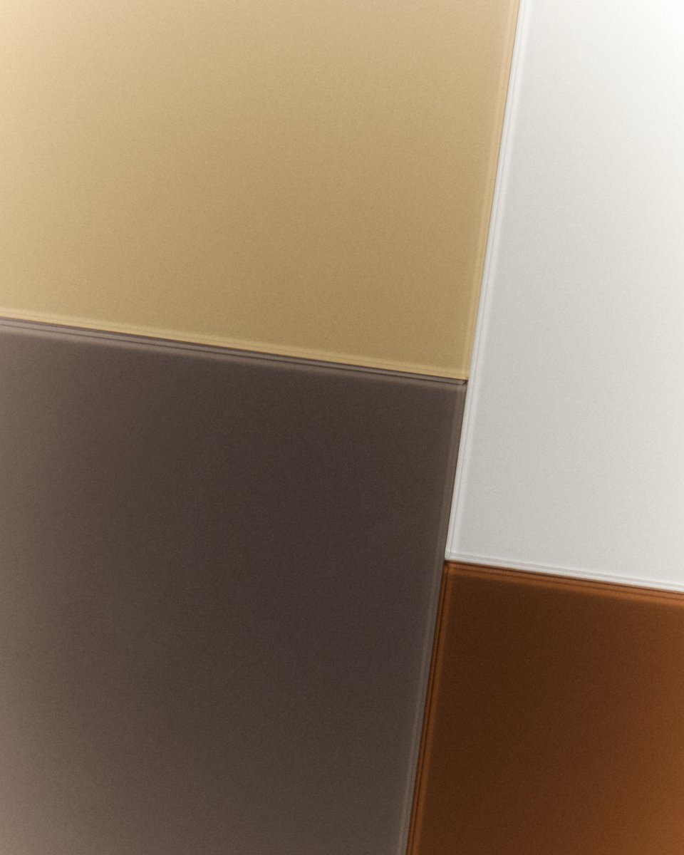 Flexform_ITA's tweet photo. Materials in conversation.
Supple cowhide traces soft, enveloping contours around the cool, polished surface of glass in the Louise coffee tables, where contrasting materials find unexpected affinity. A rich palette of color combinations brings out the distinct individuality of each, with results that are as surprising as they are sophisticated. Discover more https://t.co/p1YO1h5feo
