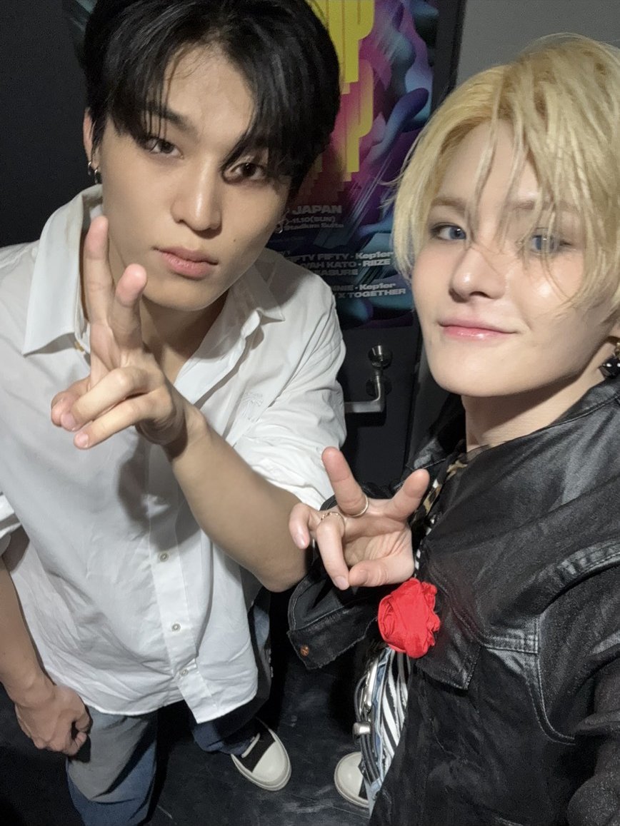 wattanabejunkyu's tweet photo. 🐺 "kak fotoin aku"
🐯 "woo gantian fotoin aku juga"
*pose nya samaan
🐺 "kak gimana kalo kita selca ajah, combine pose yang tadi biar si lili pingsan"
ALIAS GW PENGEN BANGET JADI CCTV KALIAN!! KASIH TAU GW GIMANA DIALOGNYA PAS KALIAN NGAMBIL SELCA INI WOYYYY😭😭😭 https://t.co/Ampt1yCxJK