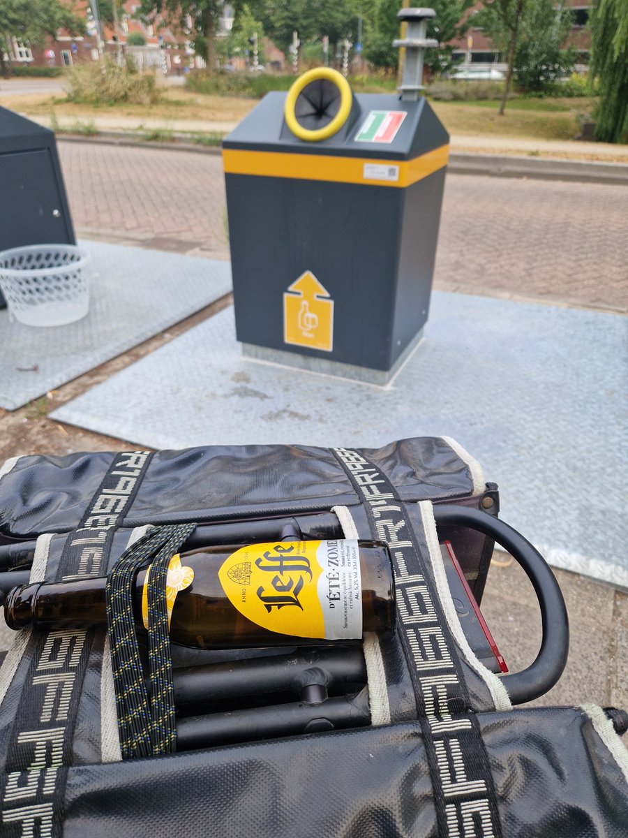 EBS023's tweet photo. Vanmorgen twee keer afgestapt om deze naar de juiste plaats te dirigeren. Moeilijk is het niet, wel zo veilig...
#Supportervanschoon #Trashbiking #zwerfie #Poortugaal #Albrandswaard #Rotterdam https://t.co/Ic0wRLHM6L