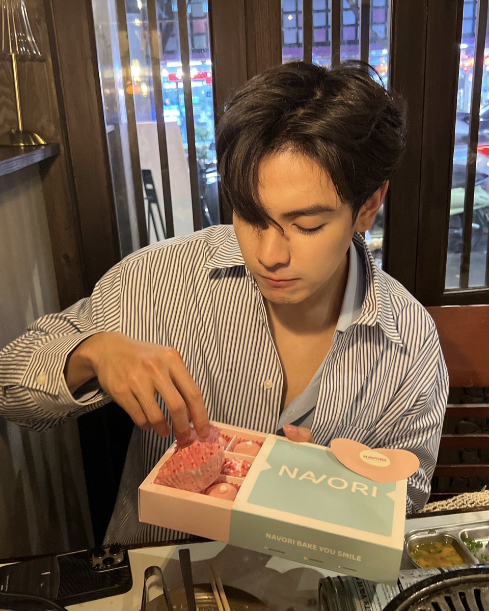 maddyscoob's tweet photo. ยังคงชอบสองรูปนี้ที่ดังลงมากเลยอะ เลนส์ที่จุงมองดัง ดังมองจุง น่ารักทั้งคู่เลย ㅠㅠㅠㅠ ละดูจุฃทำหน้าหงึหงึดิ โคตรน่ารักเลยนิ้นา แถมคุณดังก็อมยิ้มน่าหอมแจ้มมากด้วย คนที่ถ่ายรูปให้กันและกันได้น่ารักขนาดนี้คือจุงดังนะ 🤌🏻🩷 https://t.co/AT1R1LztMB
