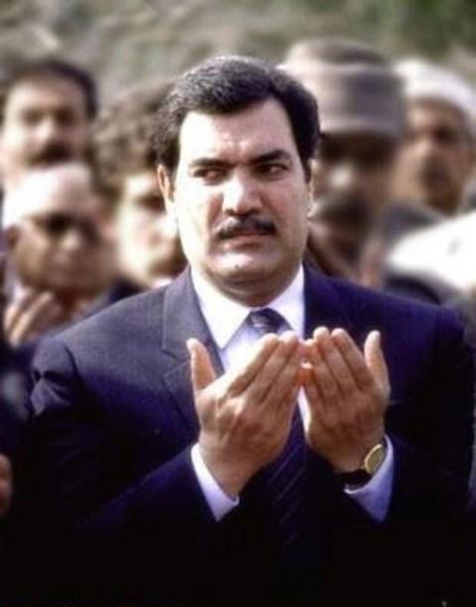 Nasir_Amany's tweet photo. داسې مبارزه وکړی چې ۲۵ کاله وروسته ستاسو له مړینې ځوانان ستاسو ستاینه وکړي!

داسې رهبري وکړی چې سرتېری پر خپله قرباني ستا په نظام کې فخر وکړي او ولس هم وباندې وویاړي!

داسې نوم وګټۍ چې شاعران مو په شعرونو کې ستاینه وکړي!

داسې پلار اوسۍ چې ۲۵ کاله وروسته ستاسو له مړينې وروسته ستاسو لورانې او زامن درباندې وویاړي!

داسې په فصاحت تحلیل او وینا وکړی چې هر آوریدونکی مو لس او شل وارې تکراري وینا واوري او خوند ورڅخه واخلي!

خلص: داسې شخصیت له ځان څخه جوړ کړی لکه شهید ډاکټر نجیب الله❤️