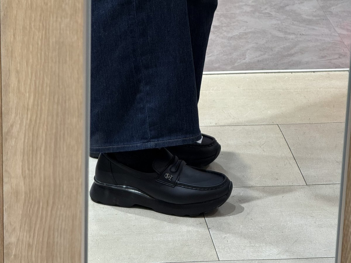 hato_kp3's tweet photo. 一目惚れしたスニーファー👞
お会計のときに「お姉さんの髪綺麗だねって、別のスタッフと話してたんですよ〜！」って言われた.....😚✨嬉しい https://t.co/qNCABgcEJ6