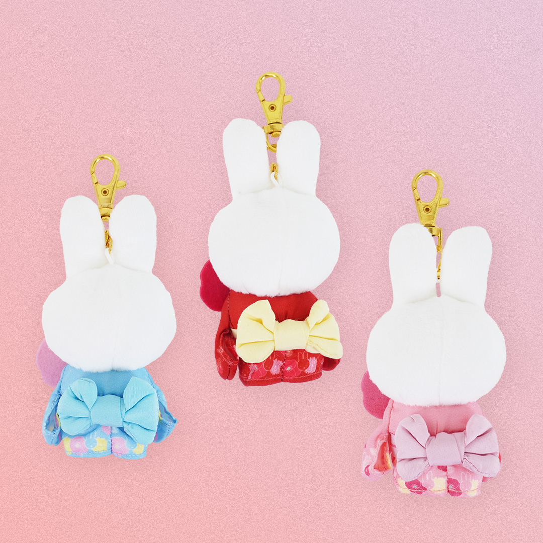 miffy_style_t's tweet photo. ●10月10日（土）発売！miffy style限定ちょこりさんマスコット（着物）●

ミッフィーのお顔がデザインされたや
手に持ったお花がとっても魅力的✨

後ろ姿もとっても可愛いです。

ぜひチェックしてくださいね。

▼詳しくはこちらから
https://t.co/m3237VbjVd https://t.co/ugmjGvsPnN