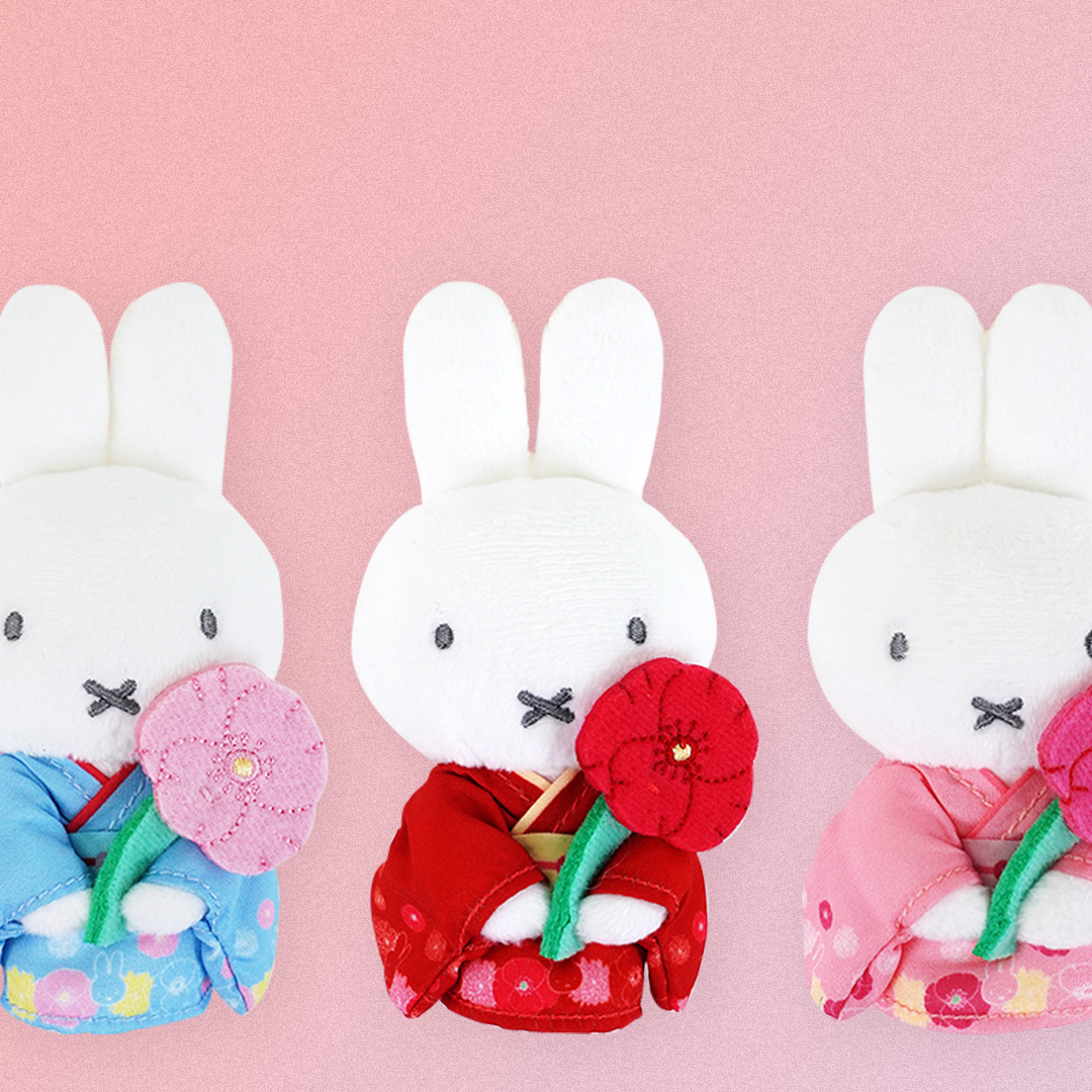 miffy_style_t's tweet photo. ●10月10日（土）発売！miffy style限定ちょこりさんマスコット（着物）●

ミッフィーのお顔がデザインされたや
手に持ったお花がとっても魅力的✨

後ろ姿もとっても可愛いです。

ぜひチェックしてくださいね。

▼詳しくはこちらから
https://t.co/m3237VbjVd https://t.co/ugmjGvsPnN