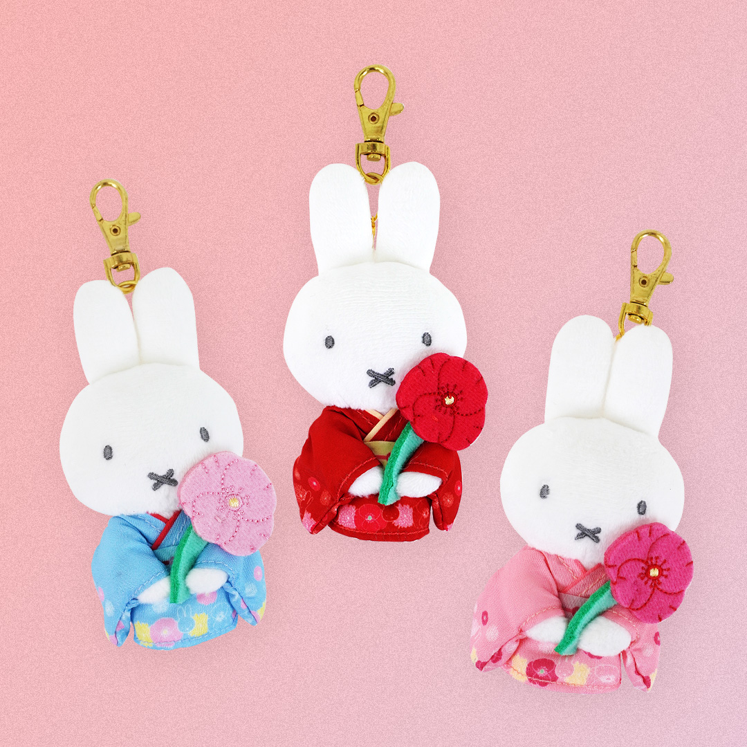 miffy_style_t's tweet photo. ●10月10日（土）発売！miffy style限定ちょこりさんマスコット（着物）●

ミッフィーのお顔がデザインされたや
手に持ったお花がとっても魅力的✨

後ろ姿もとっても可愛いです。

ぜひチェックしてくださいね。

▼詳しくはこちらから
https://t.co/m3237VbjVd https://t.co/ugmjGvsPnN